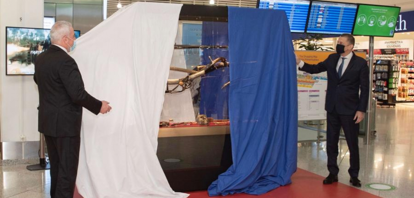 Εγκαίνια Έκθεσης του Πολεμικού Μουσείου στον Διεθνή Αερολιμένα Αθηνών «Ελευθέριος Βενιζέλος» από τον ΥΦΕΘΑ Αλκιβιάδη Στεφανή PreviousNext Ο Υφυπουργός Εθνικής Άμυνας Αλκιβιάδης Στεφανής εγκαινίασε, τη Δευτέρα 25 Ιανουαρίου 2021, έκθεση 